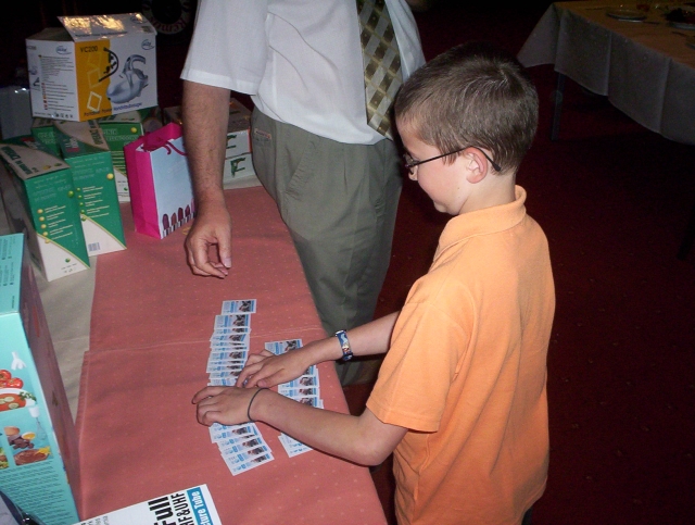 Najm�odszy uczestnik rajdu losuje nagrody