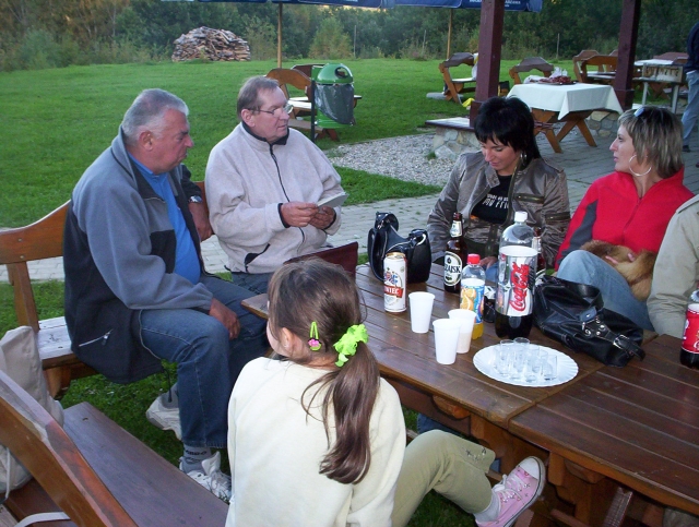 Ju� przy sto�ach