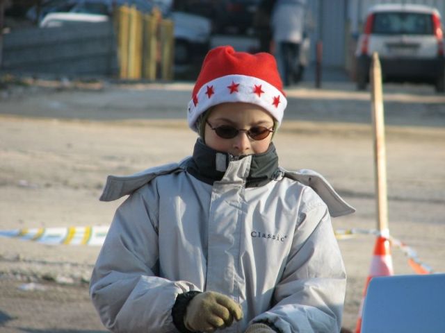 Mi�osz pomaga obs�u�y� pr�b� SZ