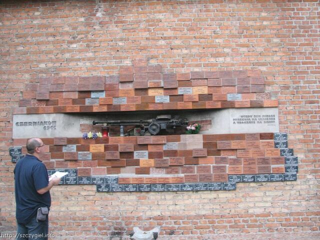 Karabin w murze ko�cielnym